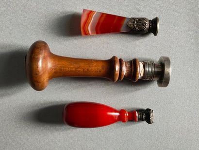 Trois cachets deux en agate (un marqué 
