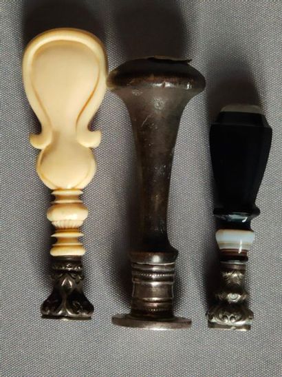 Trois sceaux cachets, ivoire, agate et un...