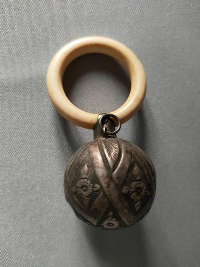 Hochet en argent et ivoirine décor de fleurs...