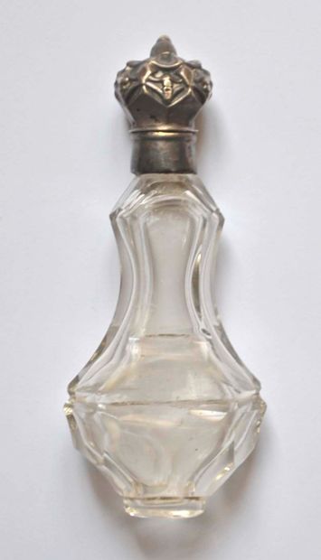 Flacon à sels en verre taillé et biseauté,...