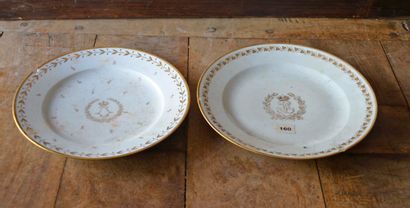 2 assiettes en porcelaine blanche et or