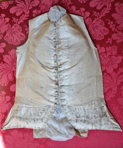 Gilet brodé en soie crème, époque XVIII°...