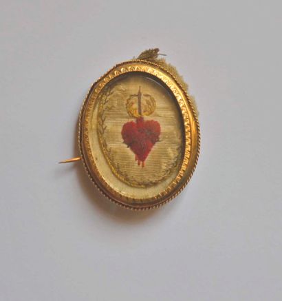 Broche Sacré cœur brodé sur soie dans un...