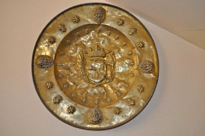 Important plat en laiton ouvragé à sujet...