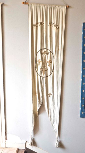 Deux étendards en tissu bicolore brodé de...